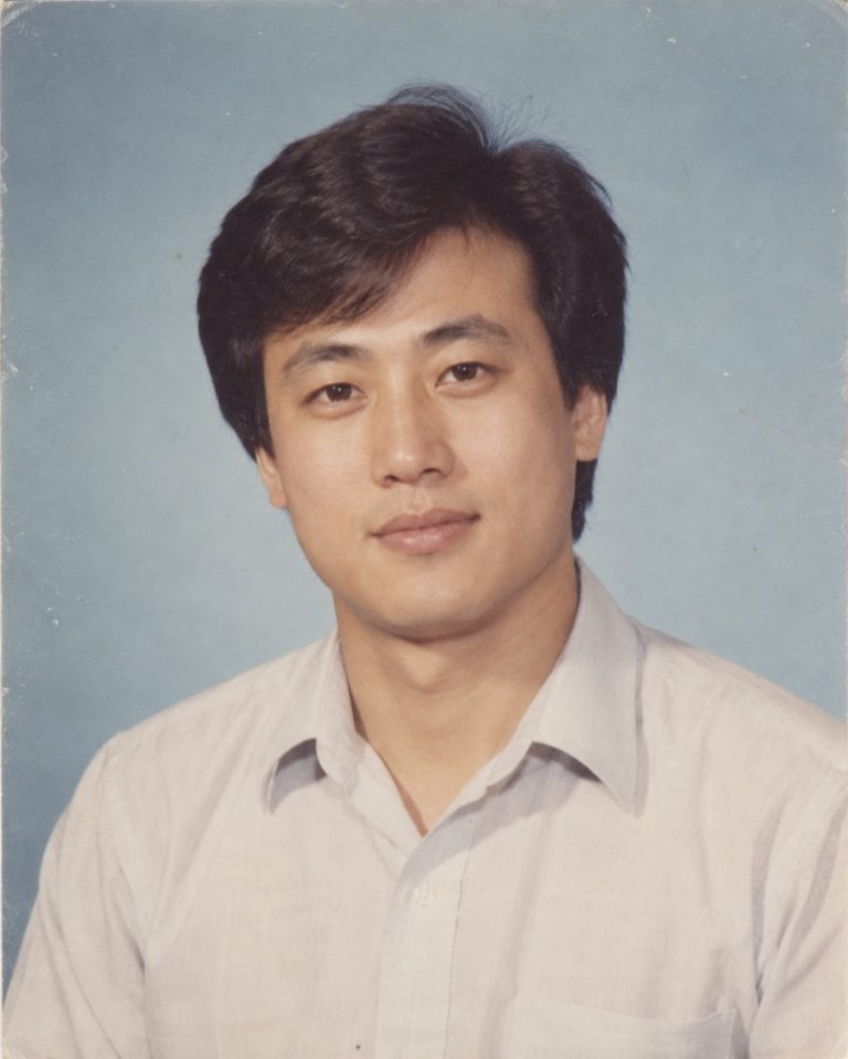 AI로 생성한 가상 인물의 1980년대풍 스튜디오 사진 예시